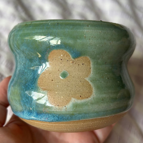 Cute flower wavy vessel